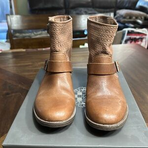 VINCE CAMUTO bootie